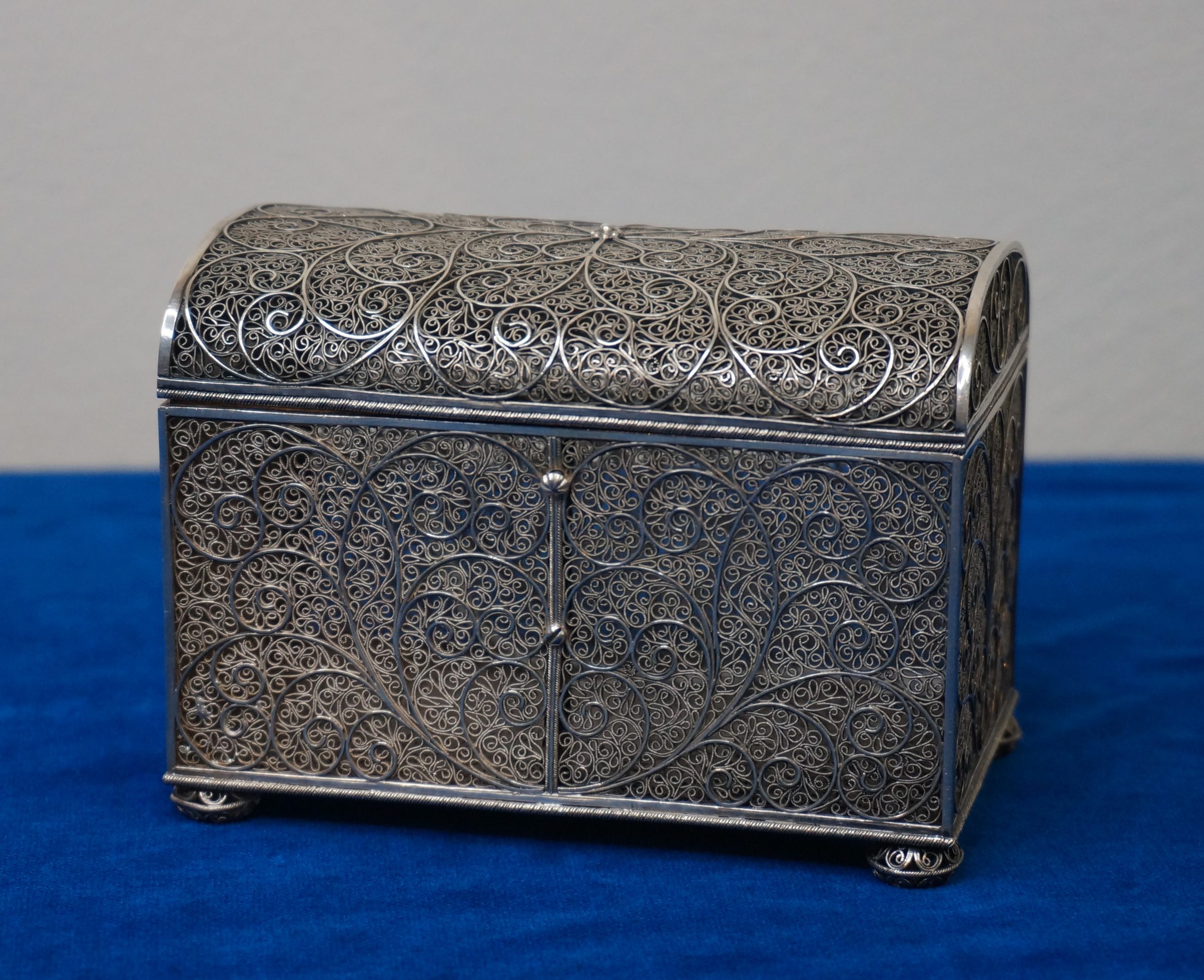 sturen beweeglijkheid Veronderstellen Zilveren filigrain kistje op bolpootjes - Dullaert Art & Antiques