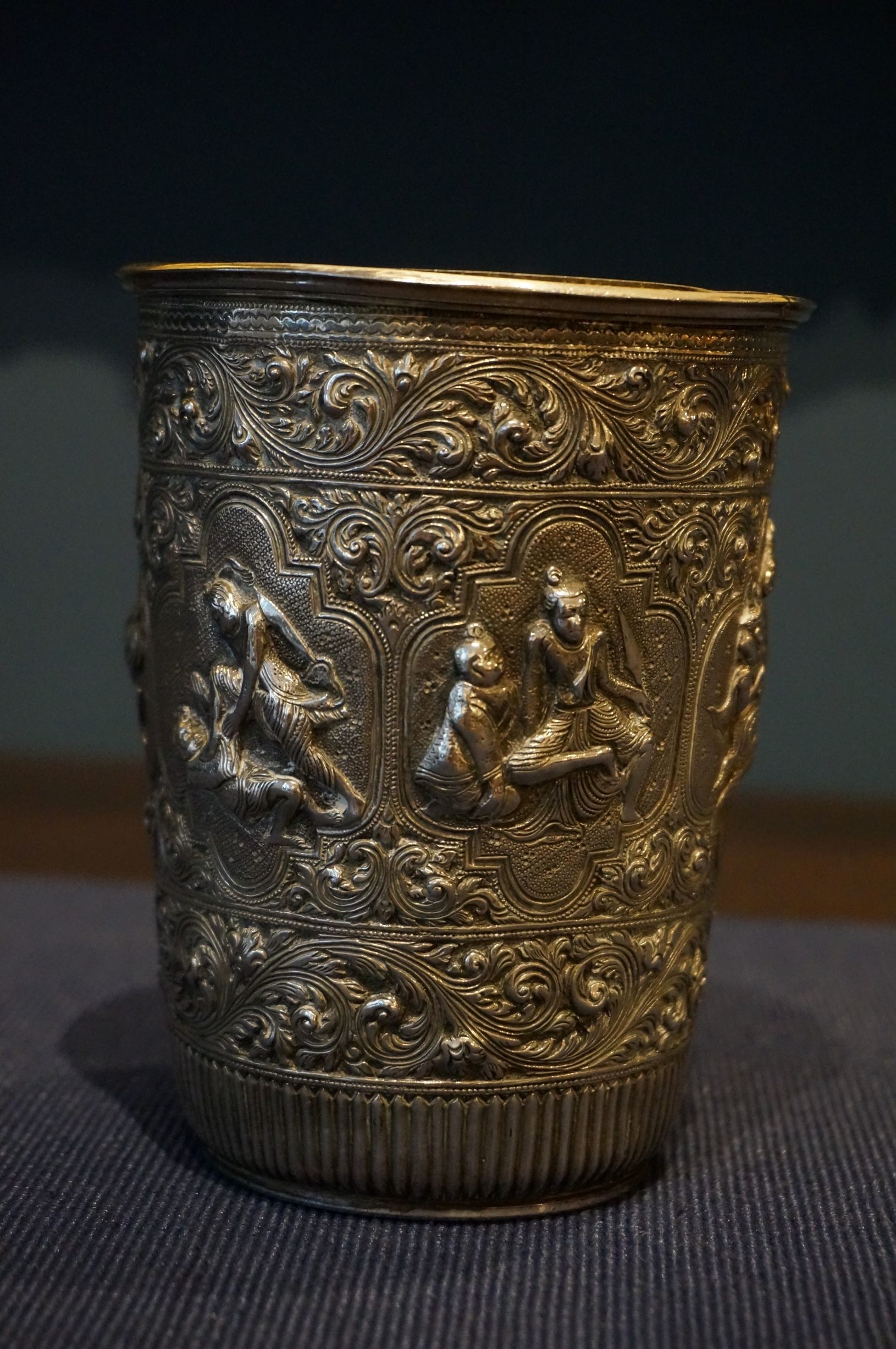 Zweet En vezel nl]Birmese zilveren beker, rond 1900[:en]Birmese Sterling silver beaker,  around 1900[:] - Dullaert Art & Antiques