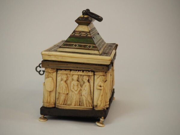 Embriachi wedding casket - Antique from Dullaert Antiques