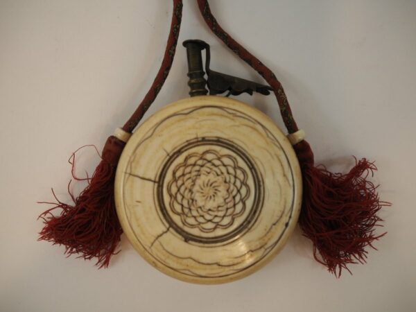Ivory Powder Flask, 17th century - Antique from Dullaert Antiques