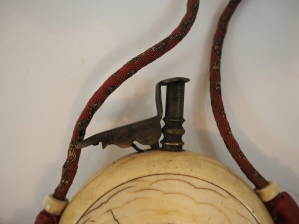 Ivory Powder Flask, 17th century - Antique from Dullaert Antiques