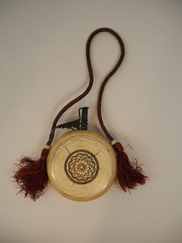 Ivory Powder Flask, 17th century - Antique from Dullaert Antiques