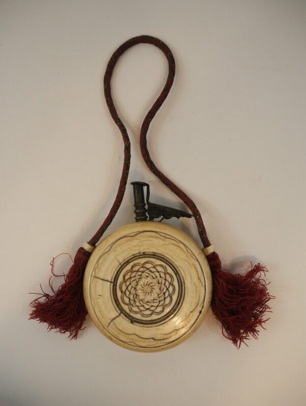 Ivory Powder Flask, 17th century - Antique from Dullaert Antiques