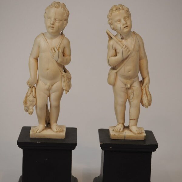 Pair of ivory sculptures, 17th century - Antique from Dullaert Antiques