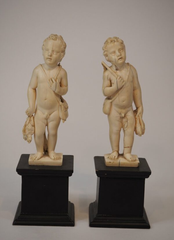 Pair of ivory sculptures, 17th century - Antique from Dullaert Antiques
