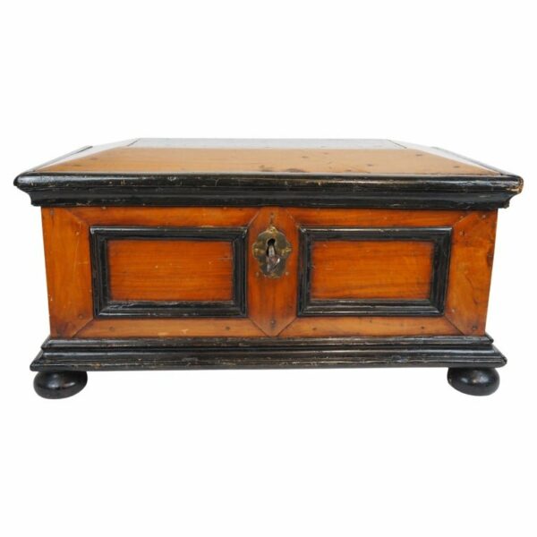 Walnut chest, 18th century - Antique from Dullaert Antiques