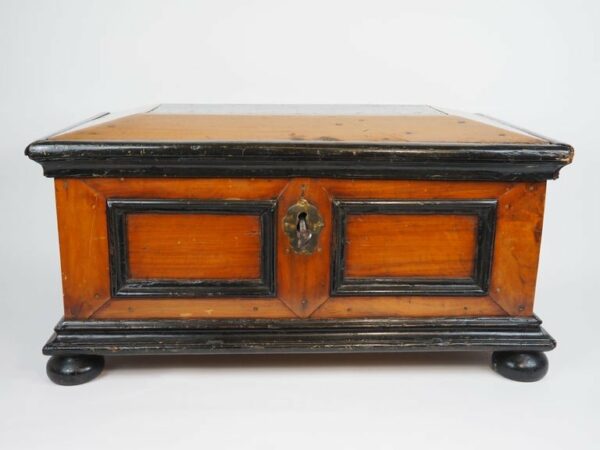 Walnut chest, 18th century - Antique from Dullaert Antiques
