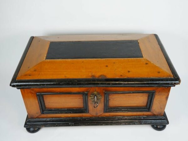 Walnut chest, 18th century - Antique from Dullaert Antiques