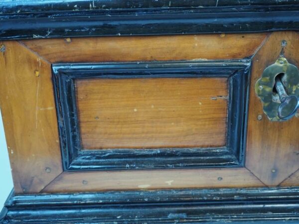 Walnut chest, 18th century - Antique from Dullaert Antiques