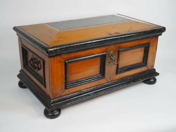 Walnut chest, 18th century - Antique from Dullaert Antiques