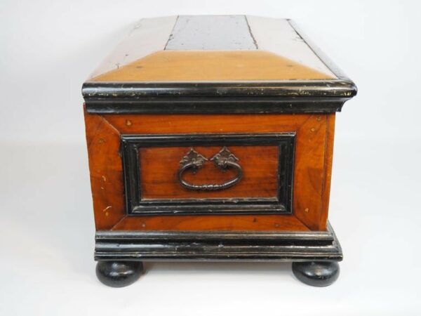 Walnut chest, 18th century - Antique from Dullaert Antiques