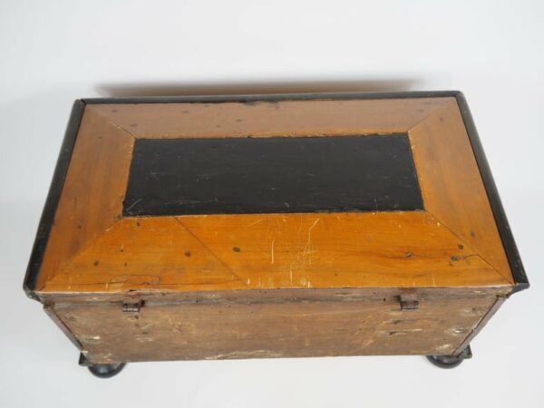 Walnut chest, 18th century - Antique from Dullaert Antiques