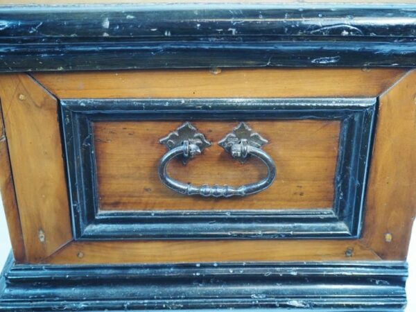 Walnut chest, 18th century - Antique from Dullaert Antiques