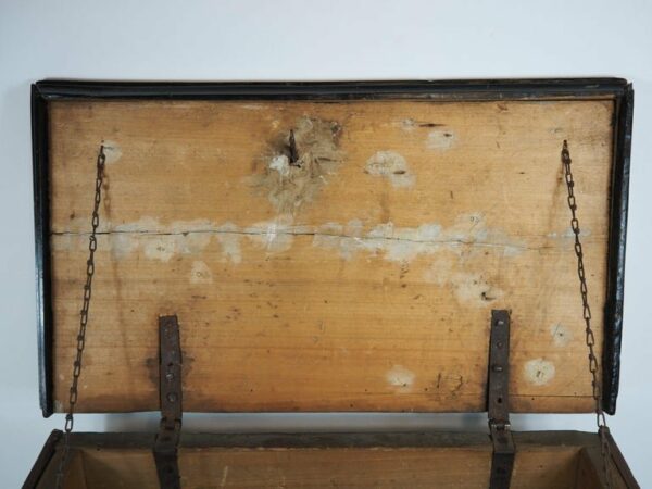 Walnut chest, 18th century - Antique from Dullaert Antiques
