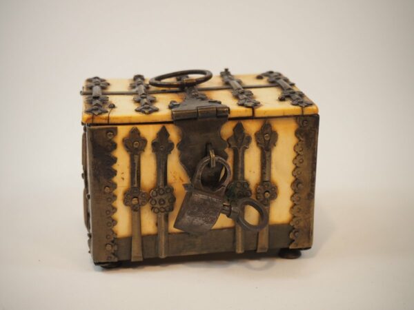 Ivory casket - Antique from Dullaert Antiques